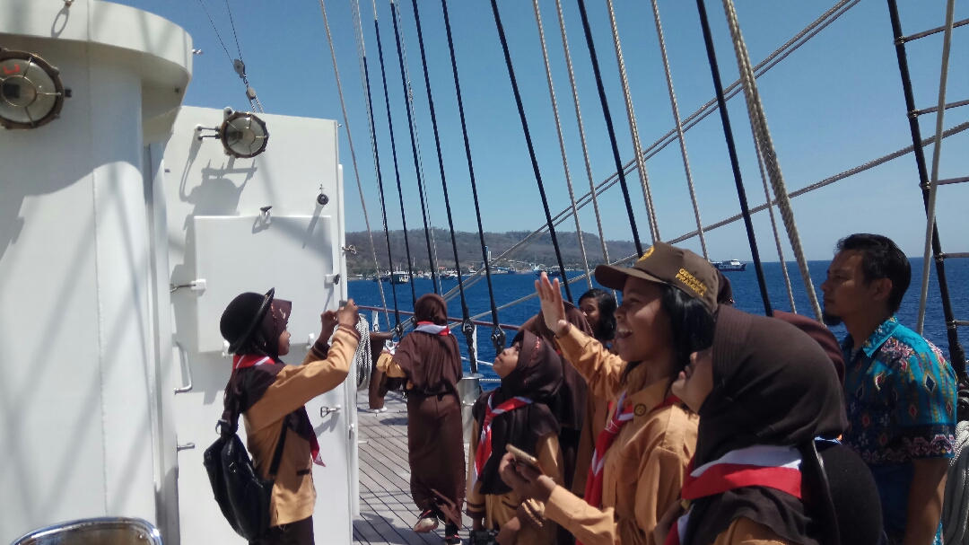 Sejumlah sedang berfoto bersama di geladak KRI Bima Suci. (Foto: Hujaini/ngopibareng.id)