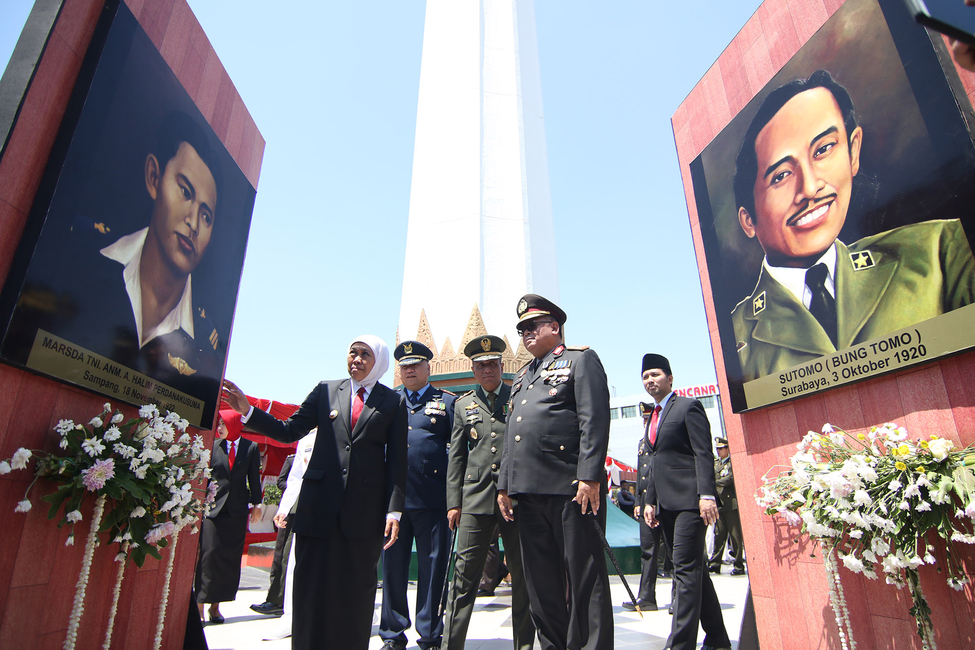 Gubernur Jawa Timur Khofifah Indar Parawansa saat bersama pimpinan Forkopimda Jatim di Tugu Pahlawan, Surabaya. (Foto: Istimewa/ngopibareng.id)