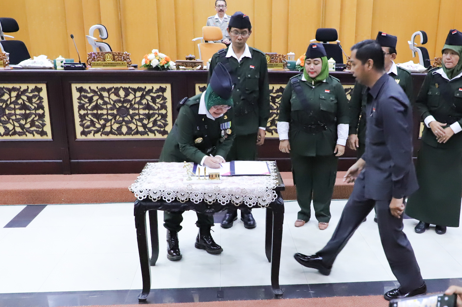 Wali Kota Surabaya Tri Rismaharini dalam acara Rapat Paripurna Pengesahan APBD Kota Surabaya tahun 2020 di DPRD Kota Surabaya. (foto: Alief/ngopibareng.id)