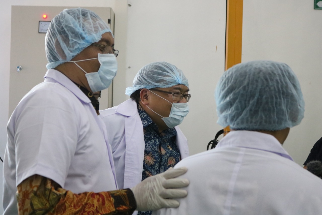 Menristekdikti, Bambang Brodjonegoro (tengah) didampingi Rektor Unair, Prof Mohammad Nasih (kiri) saat melihat proses pembuatan cangkang kapsul rumput laut di Unair Kampus C, Surabaya, Minggu 10 November 2019. 