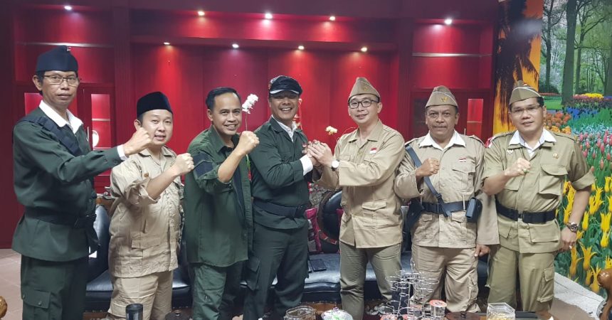 Alfian Limardi dan Muhammad Fikser saat bergandengan tangan untuk saling bermaafan. (foto: istimewa)