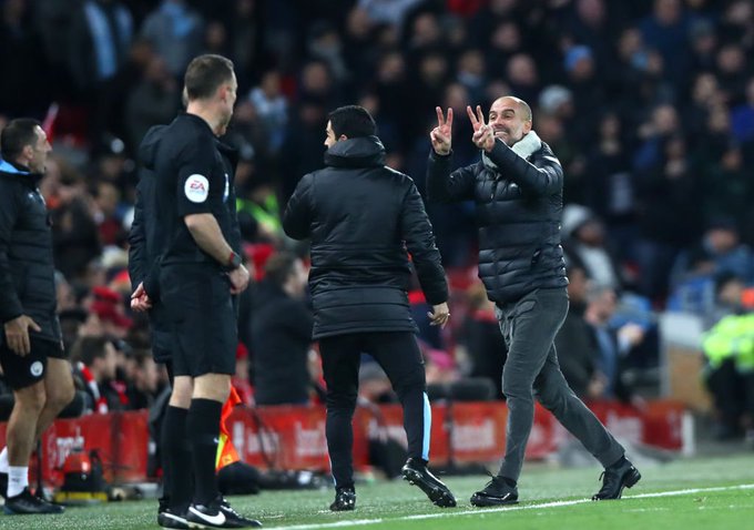 Pep Guardiola tampak kesal dengan keputusan wasit yang tak memberikan hadiah penalti meski dua kali tangan Trent Alexander Arnold kontak dengan bola. (Foto: Twitter/@xogside2020)