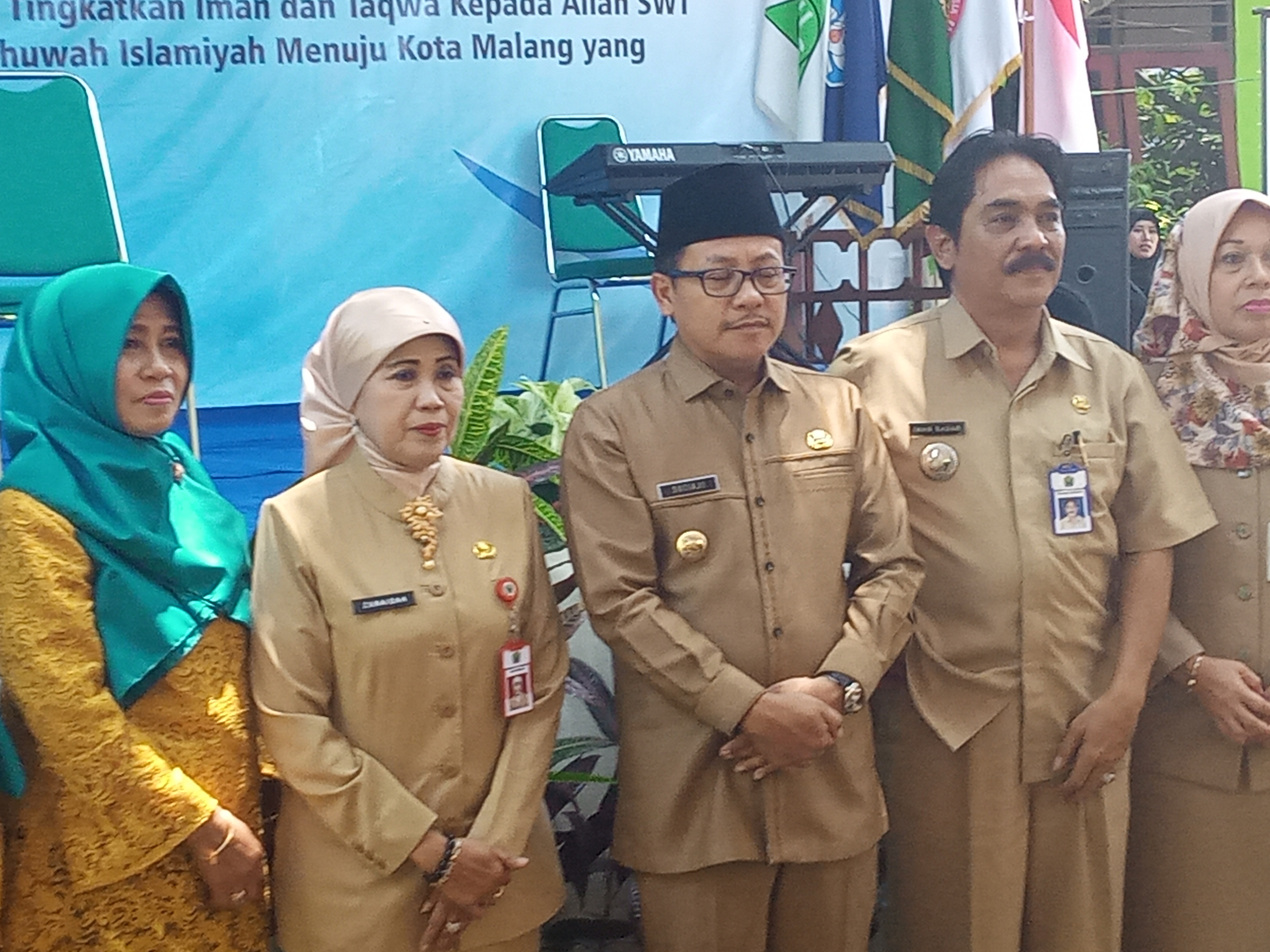 Wali Kota Malang, Sutiaji, saat sesi foto bersama usai memberikan ceramah dalam rangka peringatan Maulid Nabi Muhammad SAW di SDN Sumbersari 1 Kota Malang (Foto: Theo/ngopibareng.id)