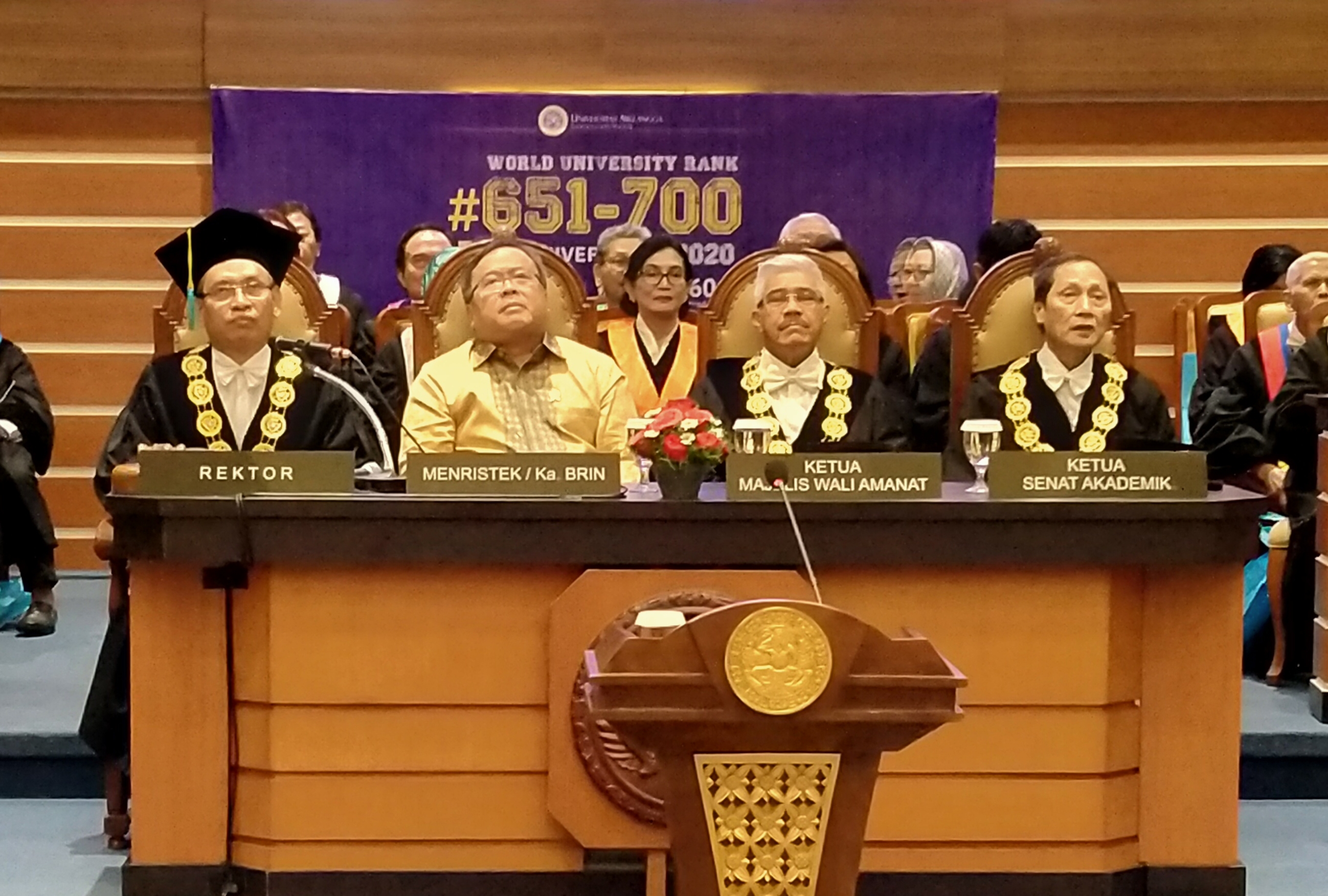 Menristek, Bambang Permadi Soemantri Brodjonegoro (dua dari kiri) saat hadir dalam sidang Dies Natalies Unair ke-65 di Gedung Rektorat Unair, Surabaya, Senin 11 November 2019. (Foto: Fariz/ngopibareng.id)