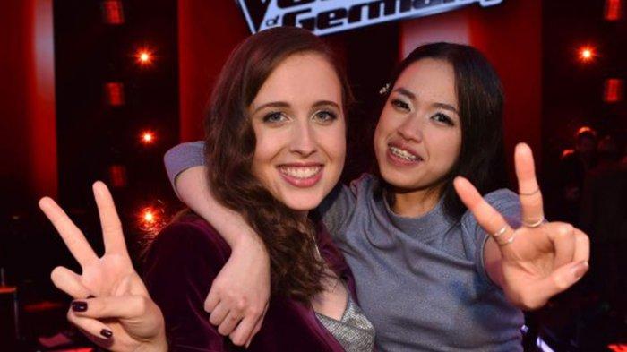 Claudia Emmanuela Santoso (kanan) pose bersama mentor Alice di The Voice of Germany. (Foto: Instagram The Voice of Germany)