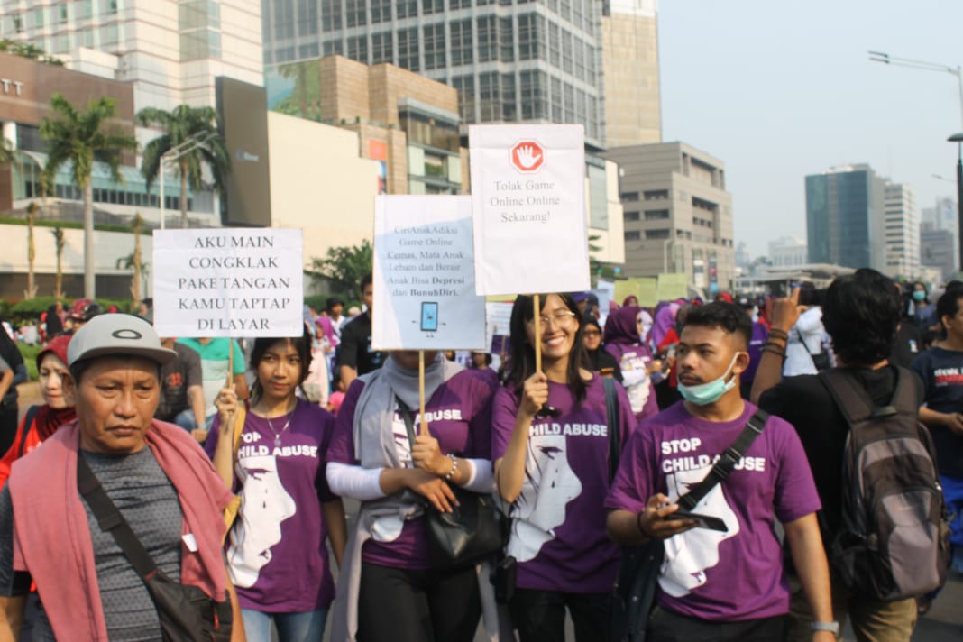 Komisi Perlindungan Anak Indonesia (KPAI) suarakan keprihatinan atas kecanduan anak terhadap game online di Bundaran HI, Jakarta, Senin 11 November 2019. (Foto: Asmanu/ngopibareng.id)