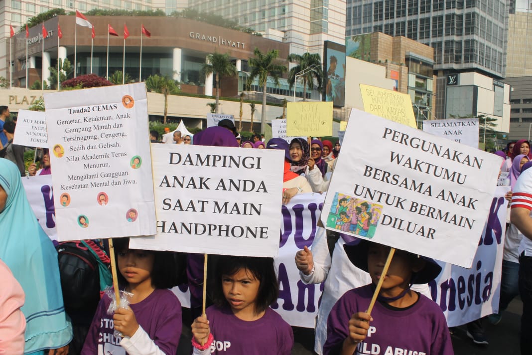 Anak-anak turut dalam aksi menyuarakan keprihatinan atas kecanduan game online. (Foto: Asmanu/ngopibareng.id)
