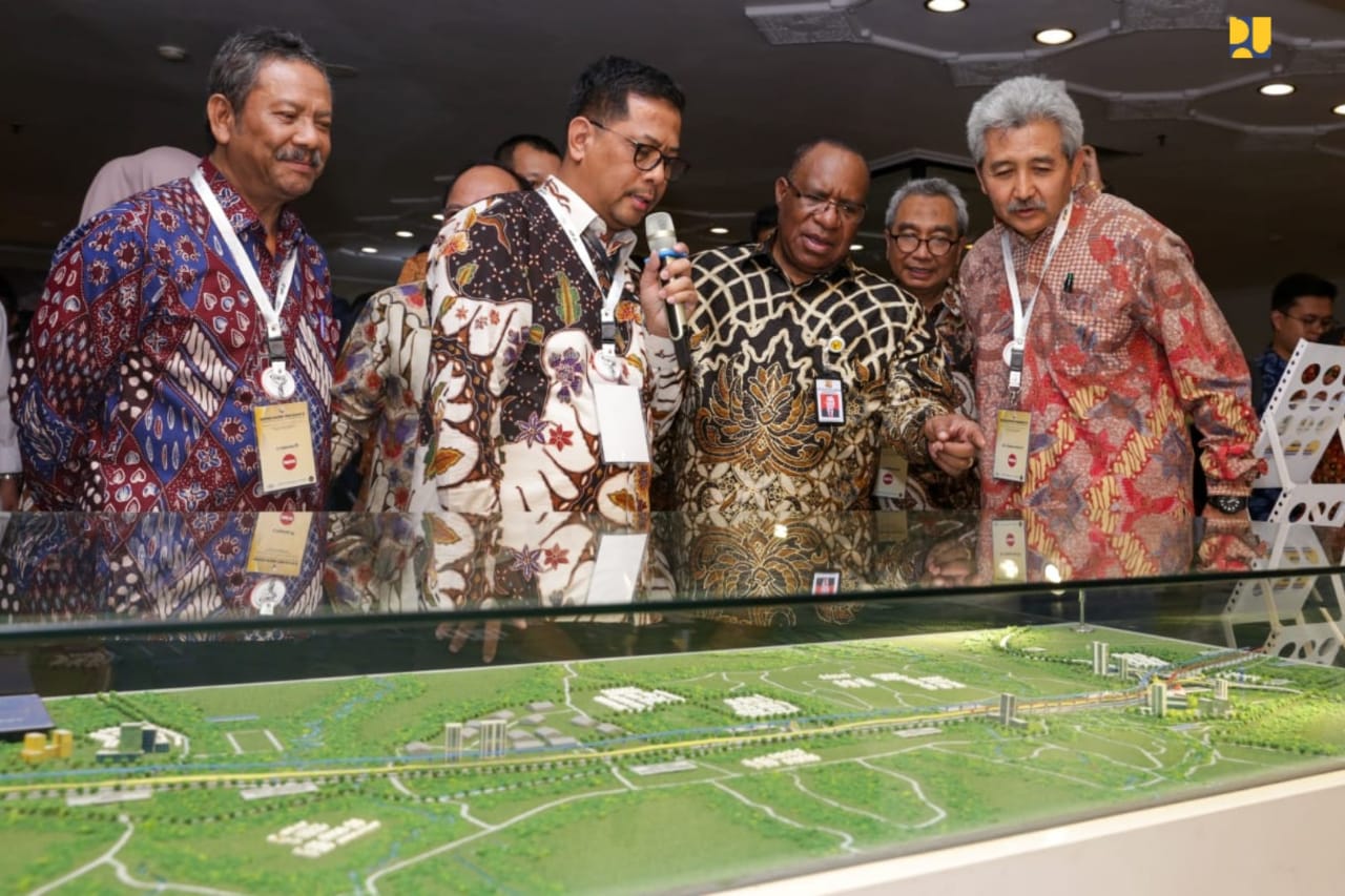 Wakil Menteri (Wamen) PUPR John Wempi Wetipo dalam acara Konferensi Nasional Teknik Jalan (KNTJ) ke-10 di Jakarta, Selasa 5 November 2019. (Foto: Kementerian PUPR)