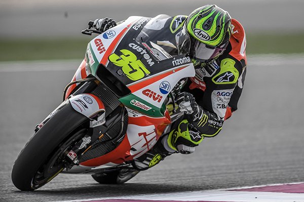 Cal Crutchlow menolak untuk naik meja operasi lagi meski merasakan sakit luar biasa di pergelangan kaki kanannya. (Foto: Twitter/@calcrutchlow)