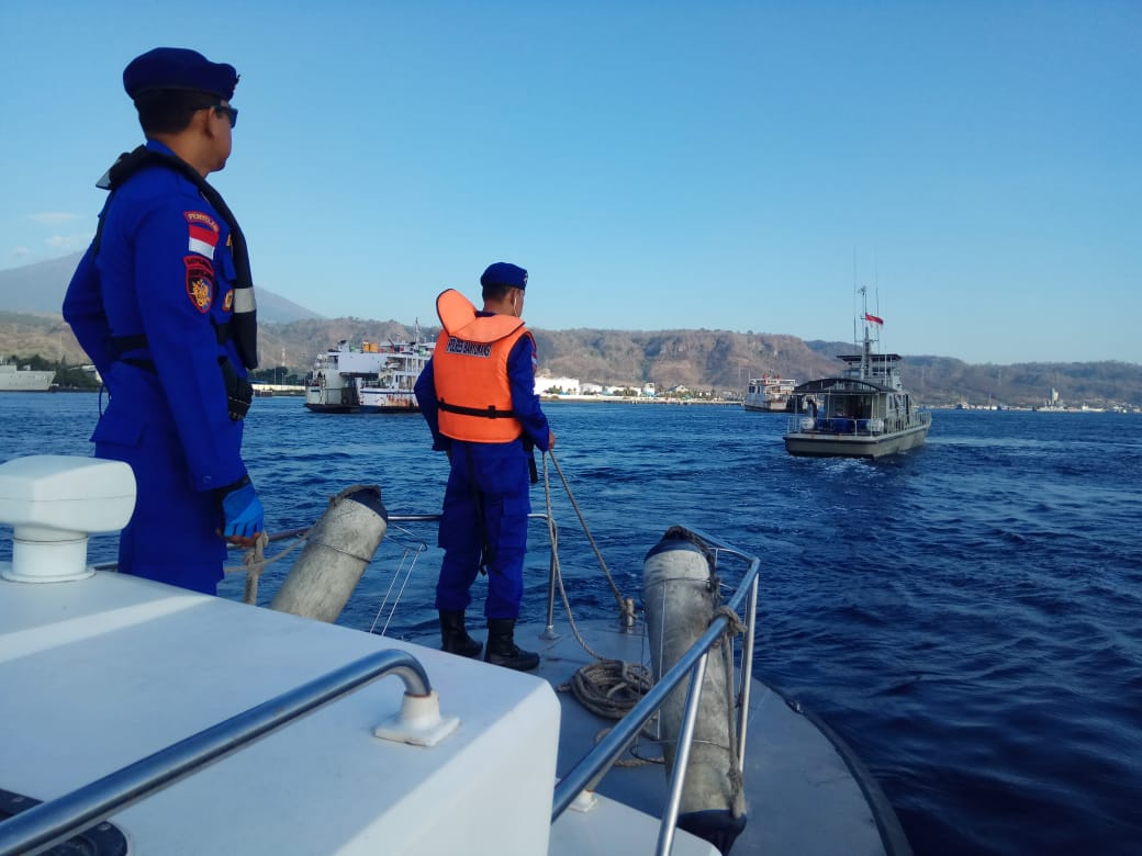 Petugas Polairud melakukan penyisiran di perairan Selat Bali (Foto: Satpolairud Banyuwangi)