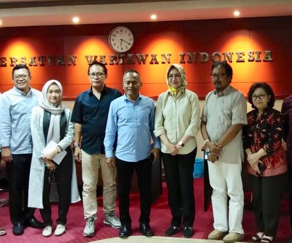 Dari kiri: Ketua Panitia HPN 2020 Auri Jaya (baju hitam), Ketua Umum PWI Pusat Atal S. Depari, Ketua Apeksi Hj. Airin Rachmi Diany, Pelaksana Anugerah Kebudayaan Yusuf Susilo Hartono), dll. (Foto: PWI)