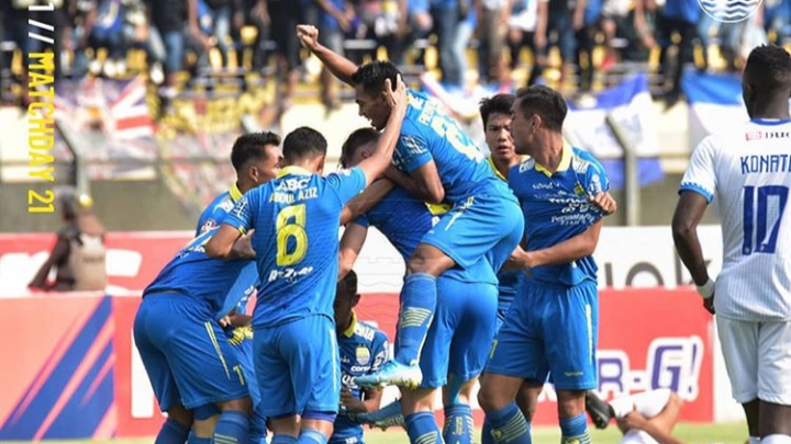 Pemain Persib Bandung saat merayakan golnya ke gawang Arema FC (Foto: dok instagram @persib_official)