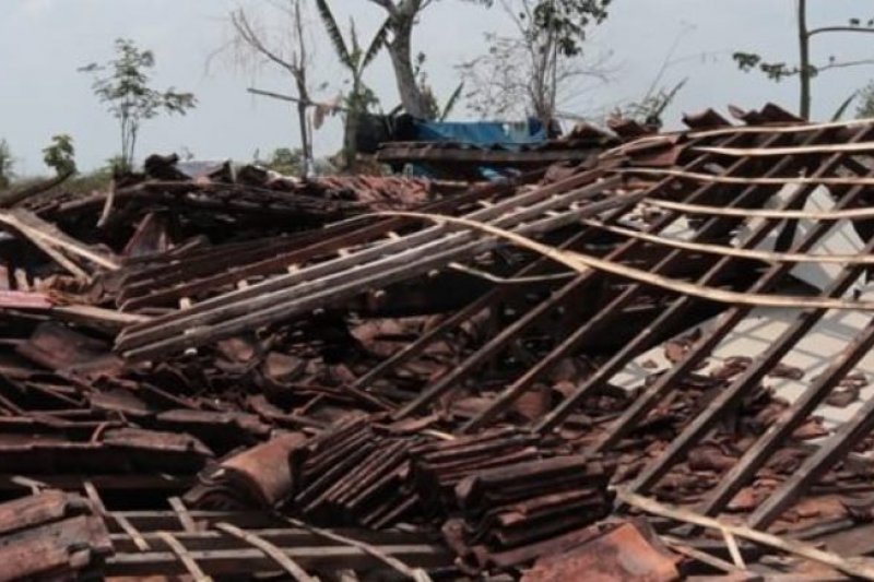 Salah satu rumah yang roboh diterjang angin puting beliung. (Foto: Ant)