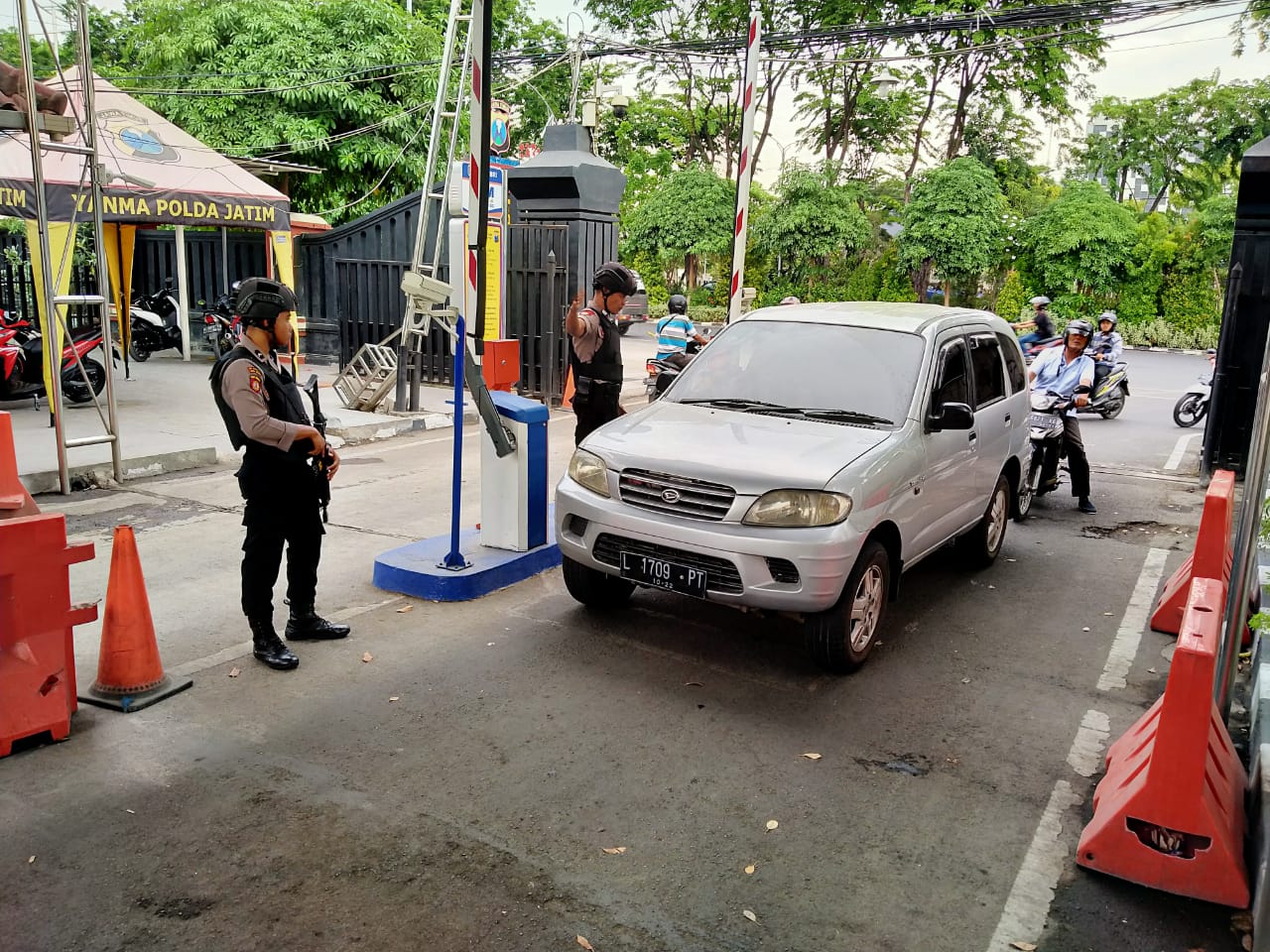 Penjagaan di Polda Jatim terbaru. (Foto: Faris/Ngopibareng.id)