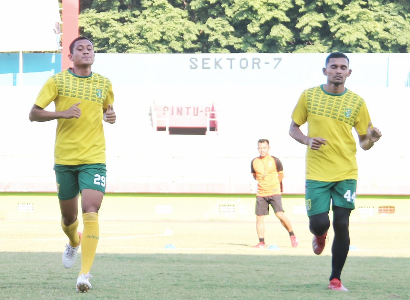 Bek Persebaya M. Syaifuddin (kiri) bersama Andri Muladi. (Foto: Haris/Ngopibareng.id)