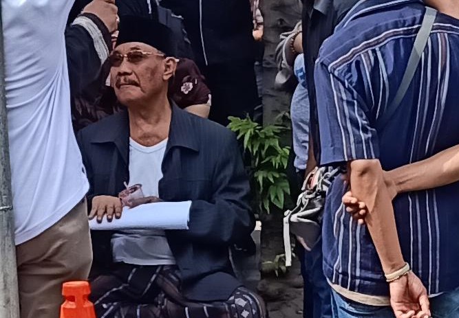 Choirul Anam saat menyaksikan proses eksekusi gedung Astranawa, Rabu, 13 November 2019. (Foto: Faiq/ngopibareng.id)