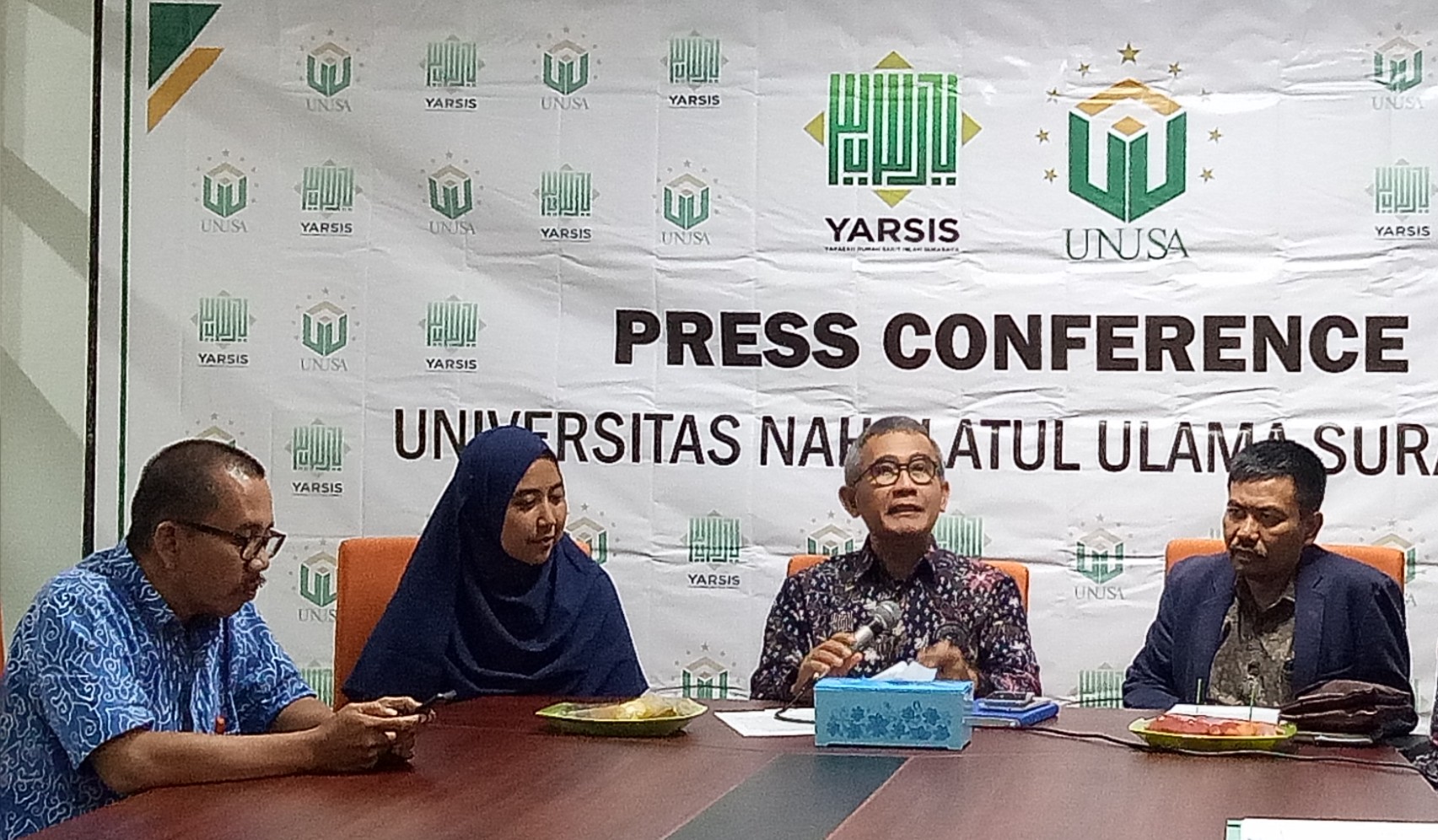 Rektor Unusa, Prof. Dr. Ir Achmad Jazidie, MEng (tengah) ditemani Prof. Kacung Marijan (kiri) dan  Sri Hartatik, M.Pd. Ketua Prodi S1 PGSD UNUSA (kanan) saat konferensi pers. (Foto: Pita/ngopibareng.id)