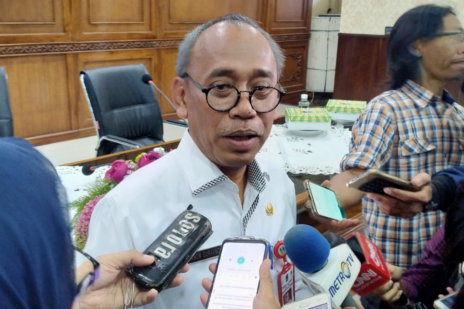 Kepala BKD Jatim, Anom Surahno saat memberikan keterangan kepada wartawan. (Foto: Fariz/ngopibareng.id)