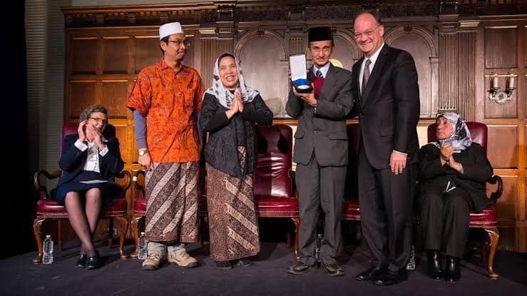 KH Husein Muhammad ketika mendapat penghargaan di ilmiah. (Foto: Istimewa)