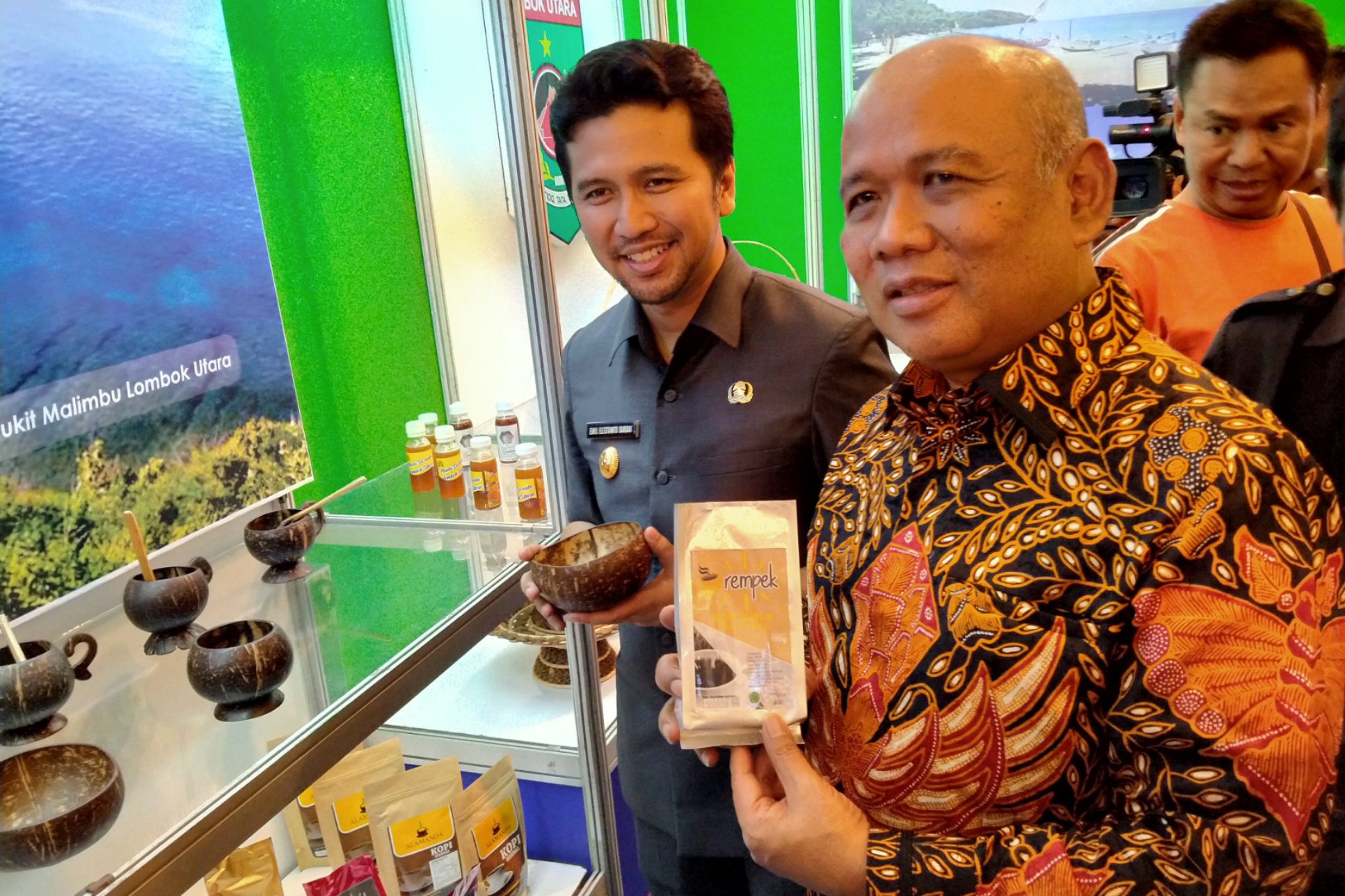 Dirjen Perdagangan Dalam Negeri Kemendag RI, Suharto (kanan) didampingi Wakil Gubernur Jatim, Emil Elestianto Dardak (kiri) saat melakukan kunjungan stand dalam acara IBT Expo 2019 di Hotel Garden Palace, Surabaya, Kamis 14 November 2019. (Fariz/ngopibareng.id) 