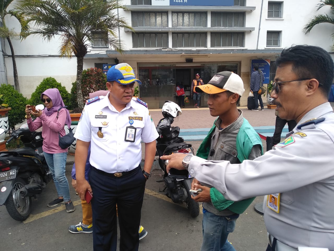 Pihak Dinas Perhubungan (Dishub) Kota Malang bersama Satpol PP, Kota Malang saat melakukan sidak di depan Stasiun Kota Baru (Theo/ngopibareng.id)