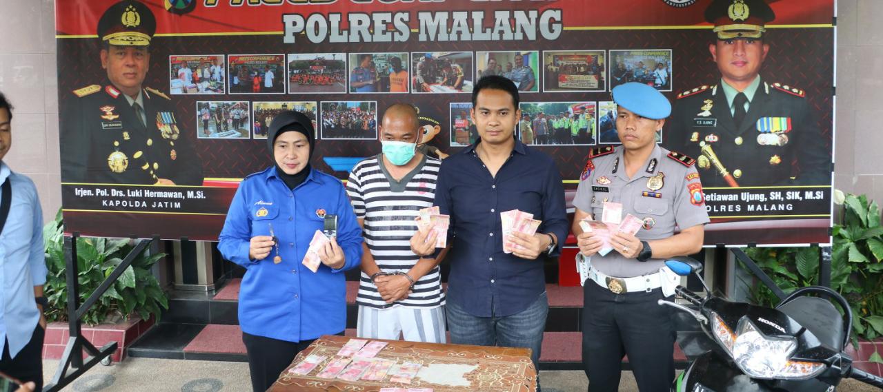 Tersangka pungli, Mugiono saat rilis kasus Tindak Pidana Korupsi di Mapolres Malang (dok:foto istimewa)