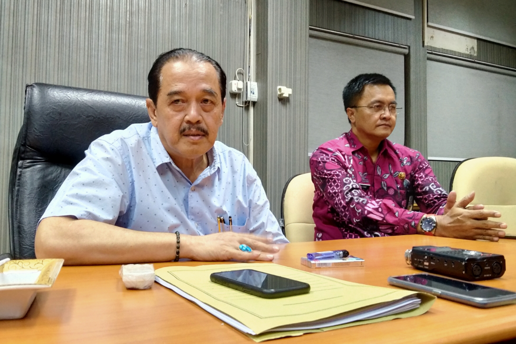 Ketua KONI Jatim, Erlangga Satriagung (kiri) bersama Kadispora Jatim, Supratomo usai melakukan pertemuan di Gedung KONI Jatim, Surabaya, Kamis 14 November 2019. (Fariz/ngopibareng.id)