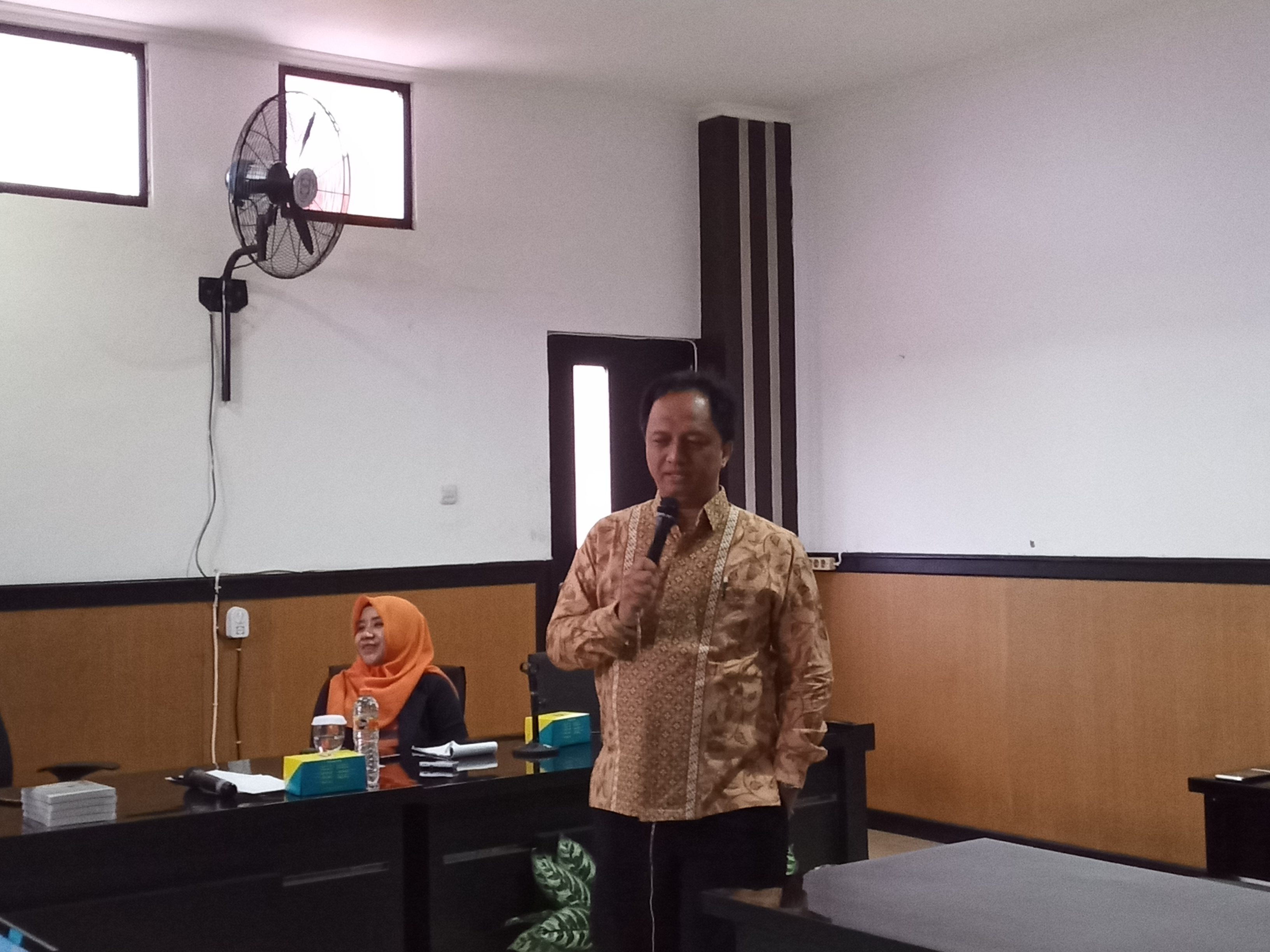 Tenaga Ahli Madya Komunikasi Politik dan Diseminasi Informasi Kantor Staf Presiden RI Agustinus Eko Rahardjo saat menyampaikan materi di lantai 7 Gedung B FISIP UB (Foto: Theo/ngooibareng.id)