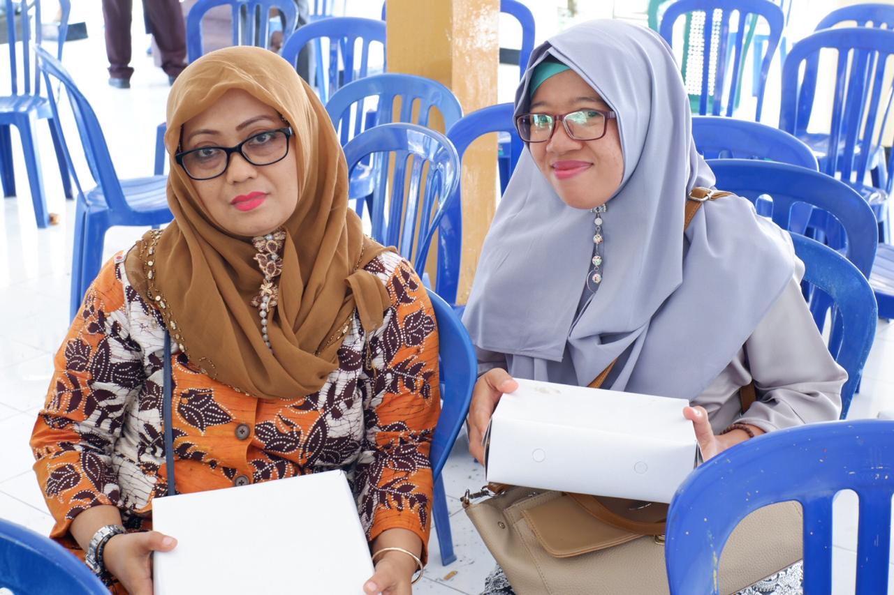 Lili Feriyanti (kanan), warga Tongas, Probolinggo yang merasa sangat terbantu berkat adanya jargas PGN di rumahnya. (Foto: Faiq/Ngopibareng.id)