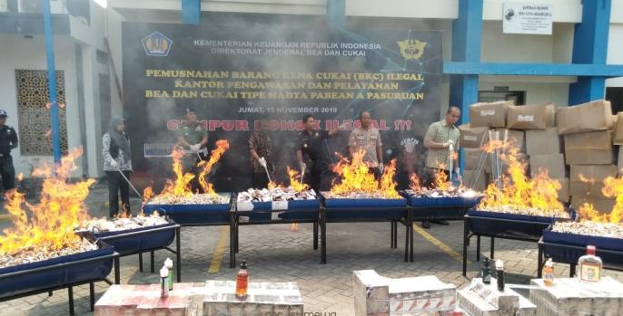 Kantor Bea Cukai Pasuruan memusnahkan ratusan barang bukti hasil sitaan kasus. (Foto: Dok Humas)