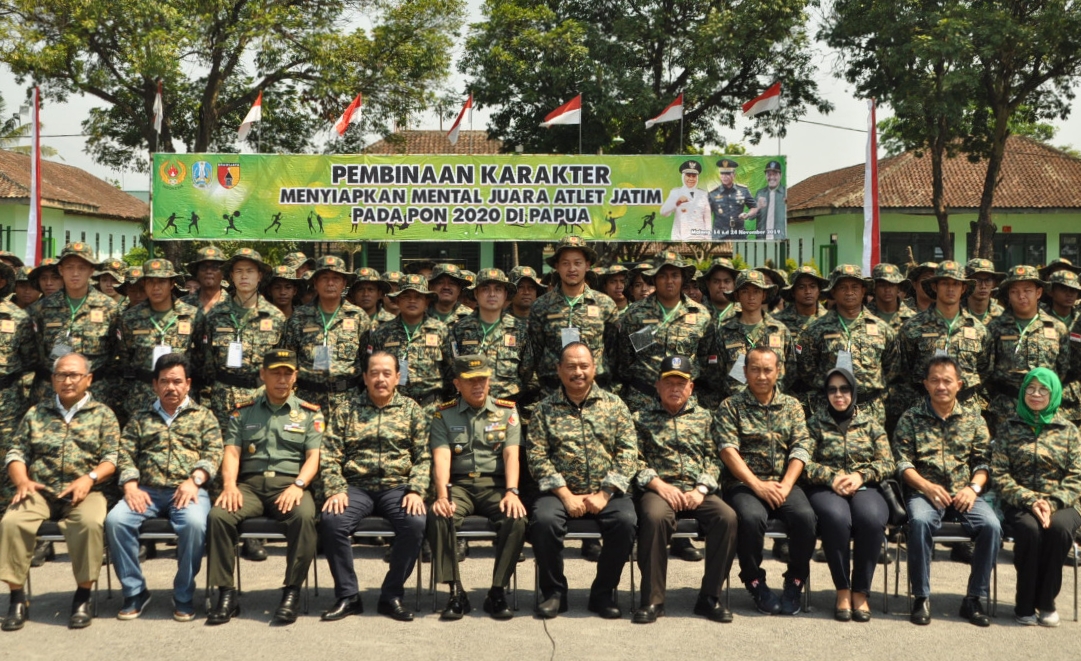 Para atlet Puslatda berfoto bersama dengan jajaran petinggi KONI Jatim dan Rindam V/Brawijaya. (Foto: Fariz/ngopibareng.id)