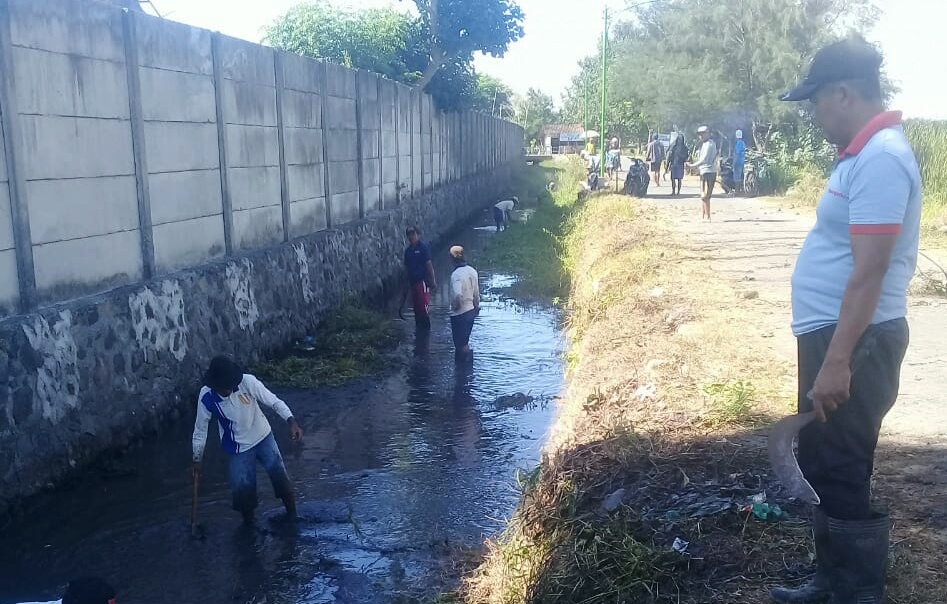 Kegiatan padat karya pembersihan aliran sungai yang dilakukan BPBD Banyuwangi bersama masyarakat. (Foto: Muh Hujaini/Ngopibareng.id)