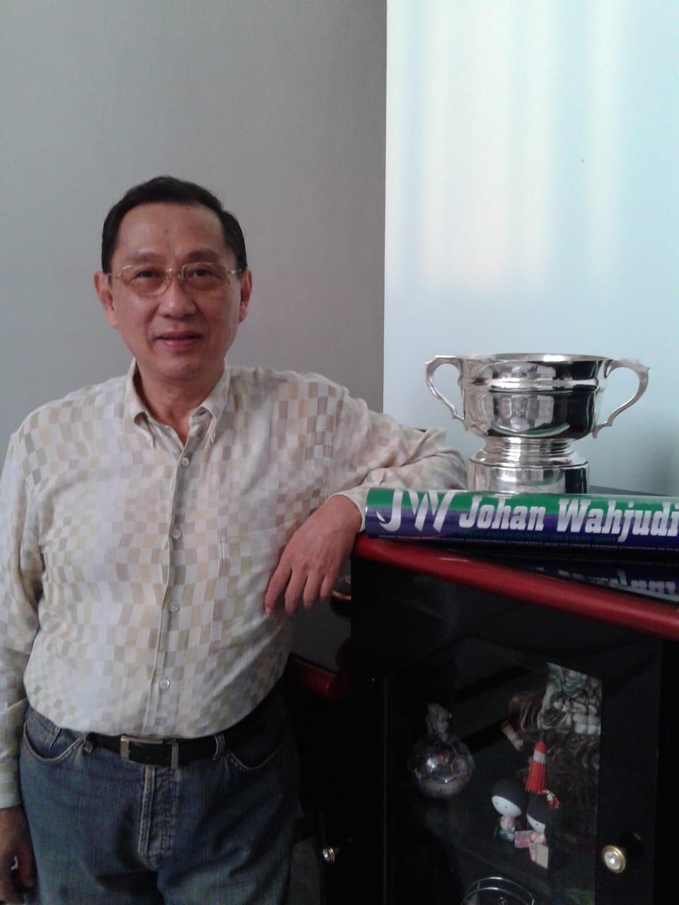 Mendiang pebulutangkis, Johan Wahyudi, berfoto bersama Trophy All England. (Foto: Istimewa)