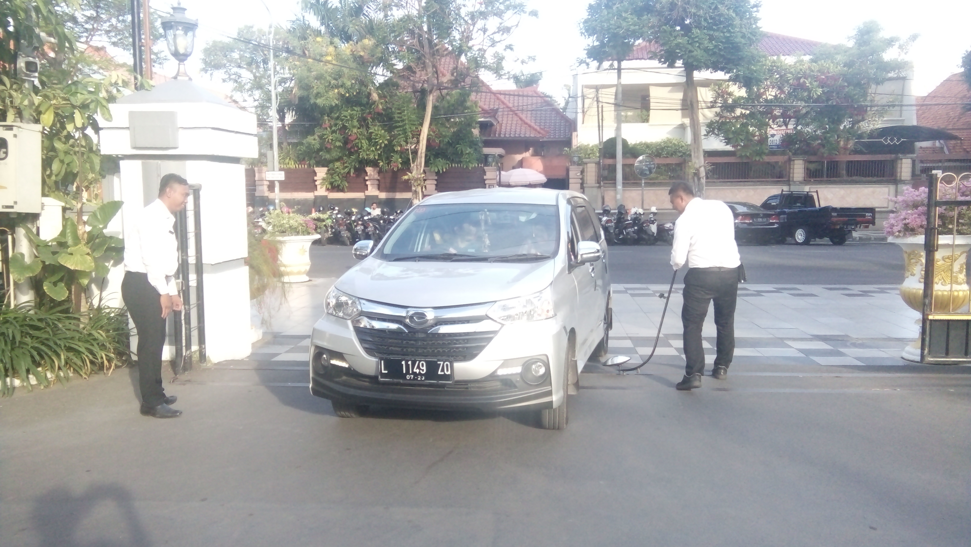 Pemeriksaan di pintu masuk Balai Kota Surabaya. (Foto: Istimewa)