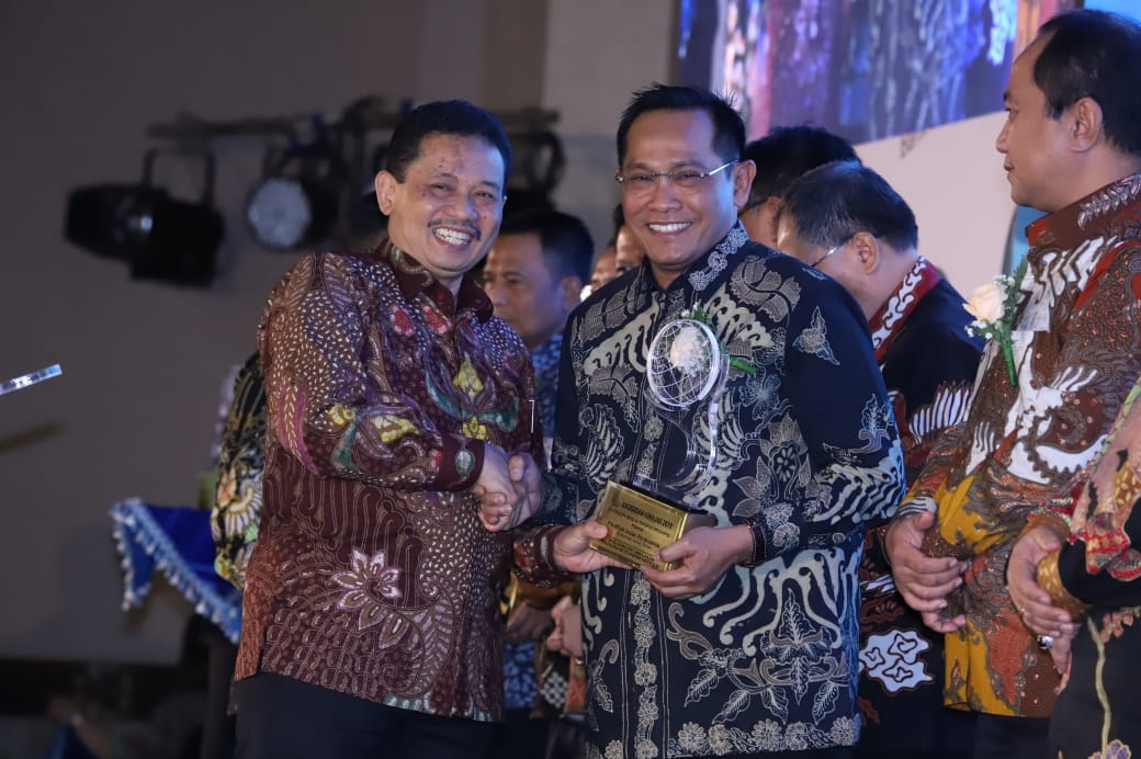 Plt Kepala Dinas Pendidikan Provinsi Jatim, Hudiyono, mewakili Gubernur Jatim menerima Anugrah Kihajar 2019 dari Setjen Kemendikbud Didik Nurhadi. (Foto: Asmanu/Ngopibareng.id)