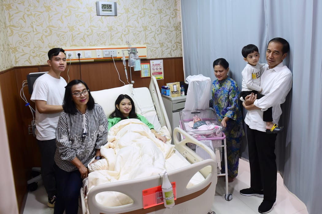 Presiden Jokowi bersama Ibu Iriana saat menjenguk cucunya La Lembah Manah yang lahir di RS PKU Muhammadiyah Solo, Jumat 15 November 2019. (Foto: Setpres)