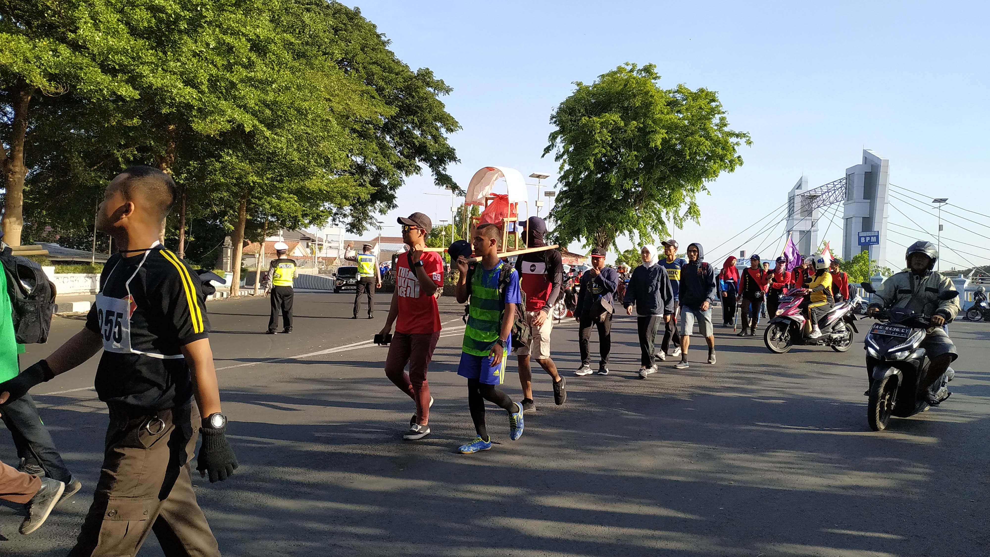 Peserta beregu membawa keranda layaknya pejuang ketika membawa Panglima Sudirman di masa peperangan dahulu. (Foto: Fendi/Ngopibareng.id)
