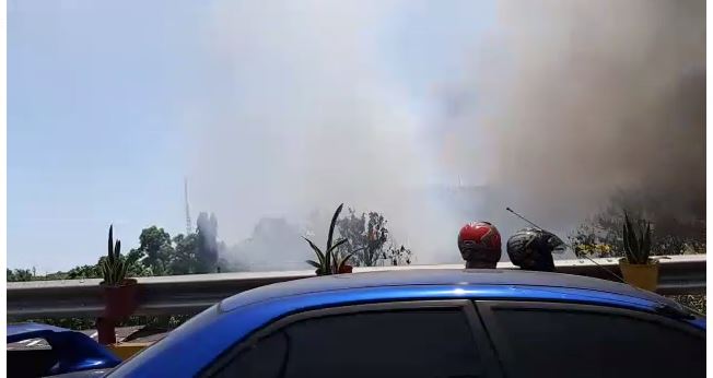 Asap hitam membumbung tampak dari Jembatan Mayangkara. (Foto: Tangkapan layar) 