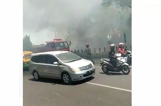 Kebakaran Pasar Beras di Bendul Merisi. (Foto: tangkapan layar)