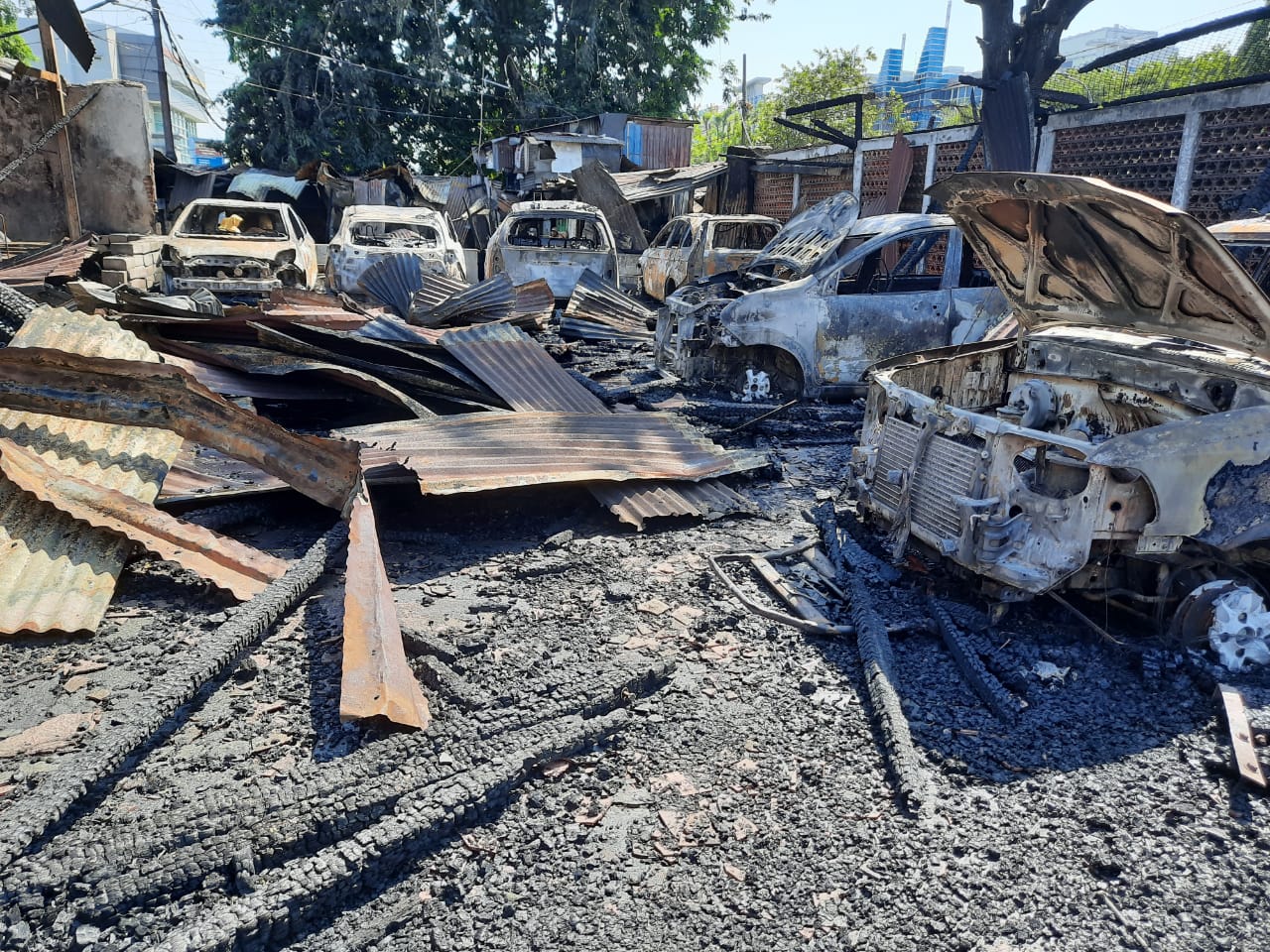 Deretan mobil milik warga yang terbakar habis akibat kebakaran Pasar Beras Bendul Merisi. (Foto: Alief/ngopibareng.id)