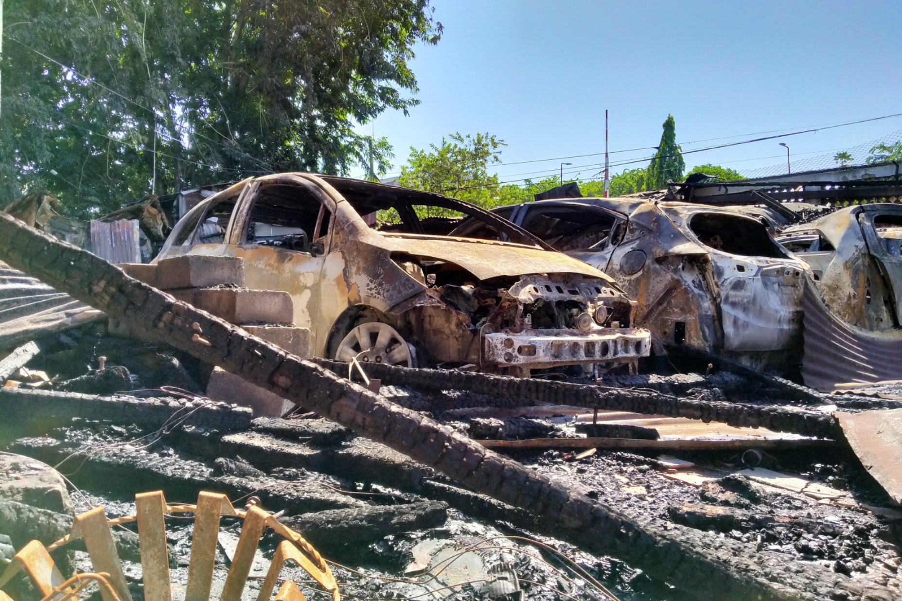 Mobil-mobil hangus terbakar dalam kejadian kebakaran Pasar Beras Bendul Merisi, Surabaya, Sabtu 16 November 2019. (Foto: Fariz/ngopibareng.id)