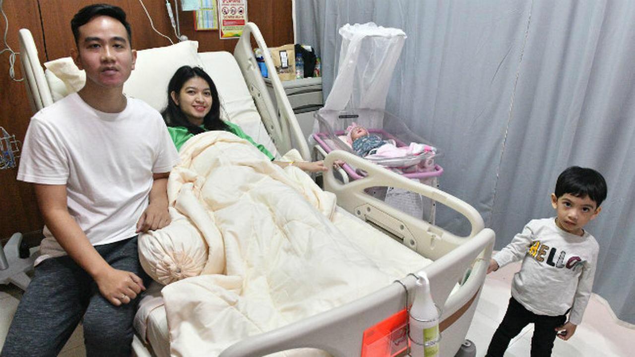 Keluarga Gibran Rakabuming bersama anak kedua, La Lembah Manah. (Foto: Agus Suparto/ fotograger keluarga)