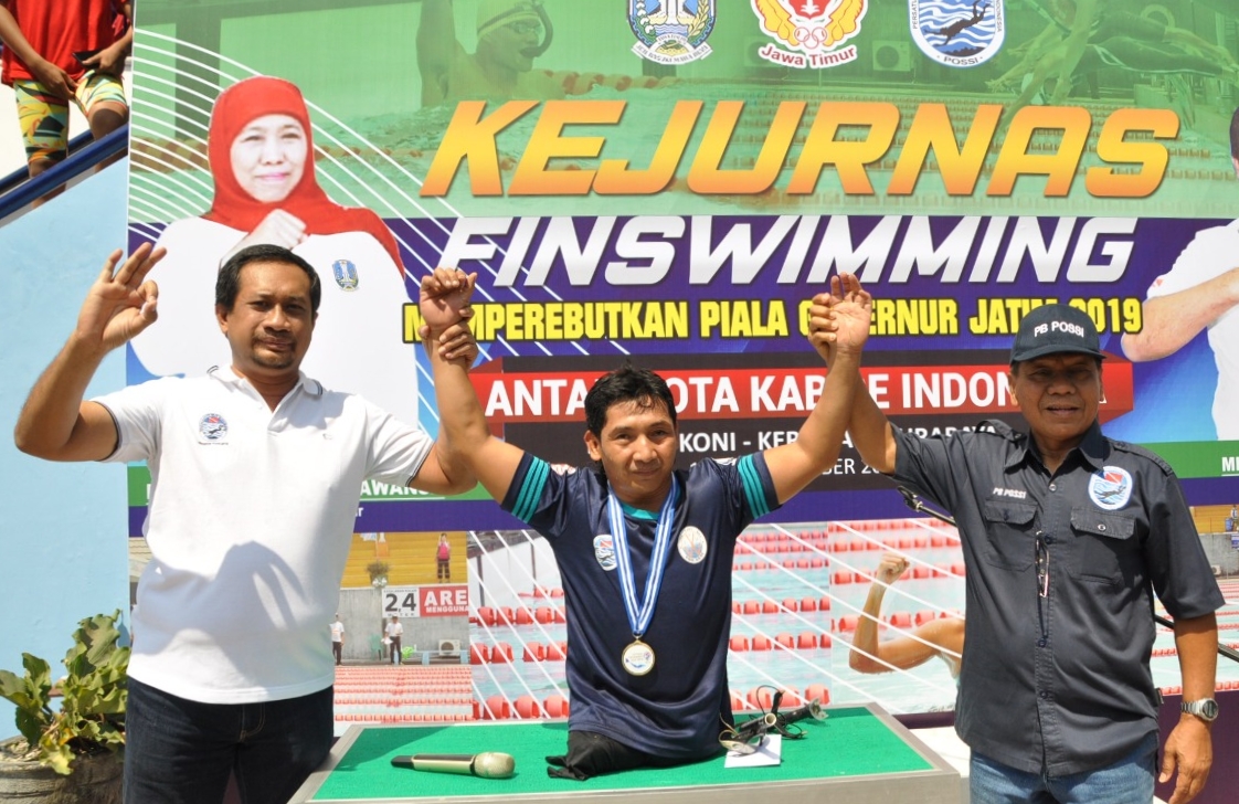 Atlet difabel asal Cimahi, Rahmat Hidayat (tengah) bersama Kabid Binpres PB POSSI, Supardi (kanan) dan Ketua Pengprov POSSI Jatim, Mirza Muttaqien, usai membuka Piala Gubernur Jatim di Kolam Renang Dispora Jatim, Surabaya, Sabtu 16 November 2019. (Foto: Fariz/Ngopibareng.id)