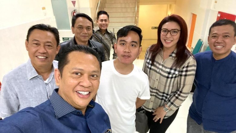 Ketua MPR Bambang Soesatyo (Bamsoet) swafoto bersama Gibran Rakabuming (tengah), Nusron Wahid (kanan), dan Ahmadi Noor Supit (kiri) di RS PKU Muhammadiyah Solo, Jumat 15 November 2019. (Foto: Instagram Bamsoet)