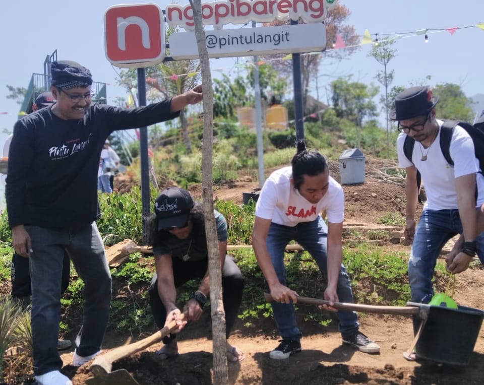 Personel Slank dan Saifullah Yusuf (Gus Ipul) di Ngopibareng PintuLangit, Sabtu 16 November 2019. (Foto: Fik/Ngopibareng)