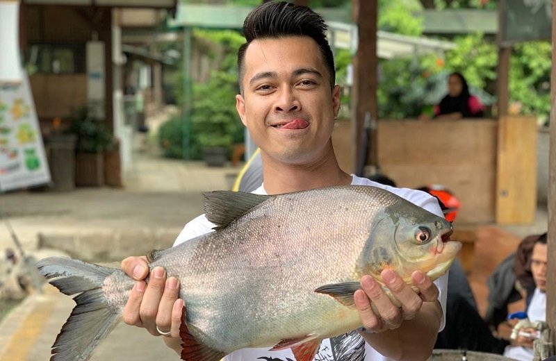 Aktor Eza Gionino hobi koleksi ikan arwana. (Foto: Instagram @ezagio)