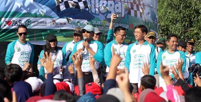 Bupati Pasuruan memberangkatkan gerak jalan sehat dalam rangka kampanye stop rokok ilegal . (Foto: Dok Humas)