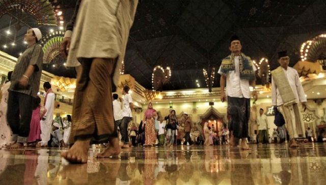 Gairah beragama menuju ke masjid untuk menegakkan shalat. (Foto: Istimewa)