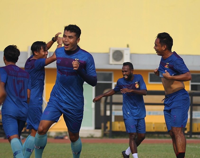 Sejumlah pemain Persik Kediri gelar sesi latihan di Palembang. (Foto: Istimewa)