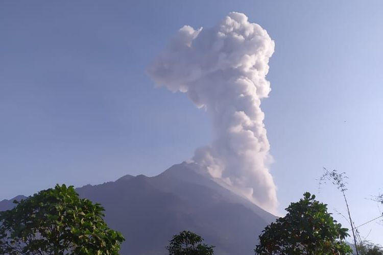 Penampakan Gunung Merapi meletus, Minggu 17 November 2019. (Foto: Twitter @BPPTKG)